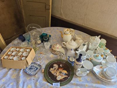 une table sur laquelle sont disposées de nombreuses tasses à thé et soucoupes