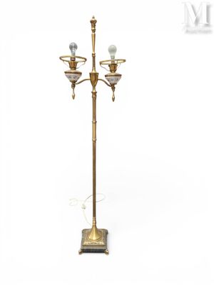 un lampadaire plaqué laiton à trois lumières, avec un pied en marbre