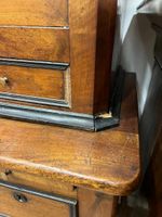 Bureau formant vitrine en placage de noyer mouluré et bois n… (photo 3)