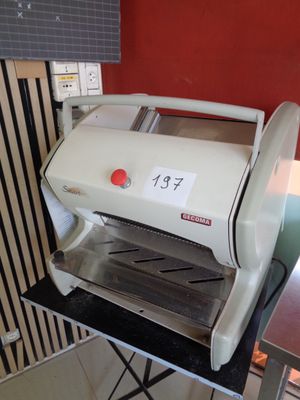 une machine posée sur une table