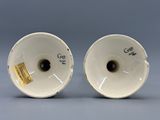 deux vases en porcelaine blanche ornés de motifs noirs et blancs