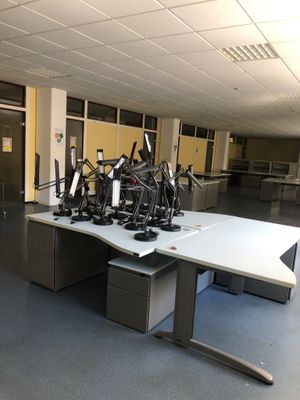 une pièce équipée d'un bureau, de chaises et d'autres équipements