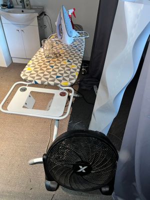 une petite pièce équipée d'un ventilateur et d'une table sur laquelle est posé un ventilateur