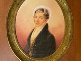 portrait d'un homme vêtu d'un manteau noir et d'un chapeau blanc