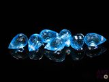 un ensemble de diamants bleus sur un fond noir