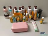 de nombreux types de produits de soins de la peau disposés sur une table