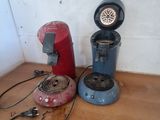 deux types différents de machines à café sur le comptoir