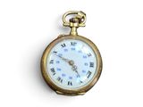 une montre de poche en or avec des chiffres romains