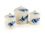 trois récipients blancs et bleus ornés de fleurs bleues