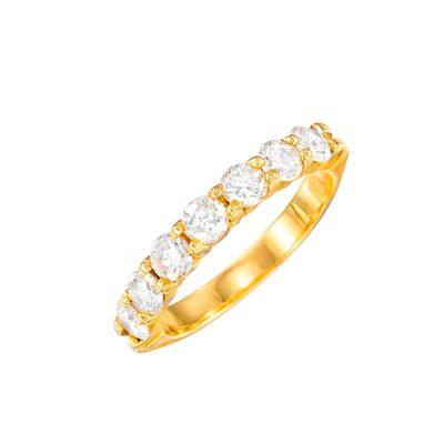une bague en or jaune sertie d'une rangée de diamants ronds