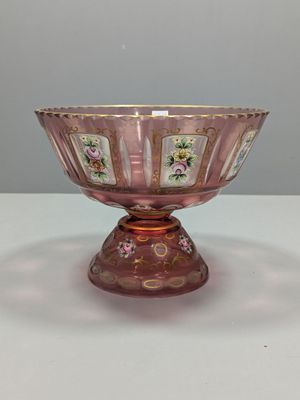 une photo d'un saladier en verre rose posé sur une table