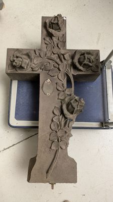 une croix en argile ornée de fleurs