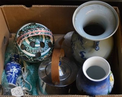 une boîte contenant divers vases et tasses