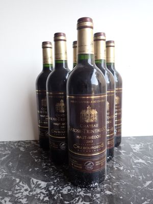 plusieurs bouteilles de vin sont alignées sur une table