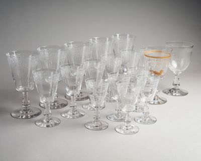 un grand nombre de verres à vin alignés les uns à côté des autres