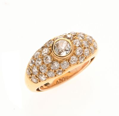 une image d'une bague en or avec des diamants sur un fond blanc