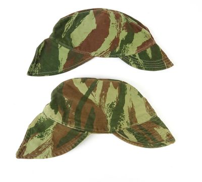 deux casquettes ornées d'un imprimé camouflage sur fond blanc