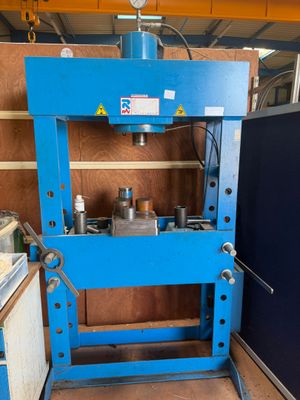 l'image d'une machine dans un garage