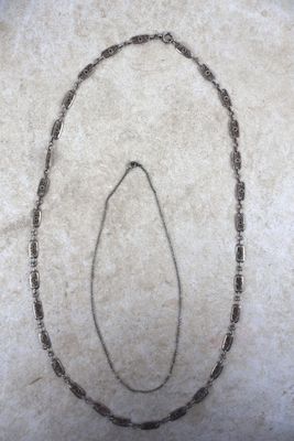 une image représentant un dessin d'un collier sur lequel figure une larme