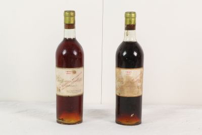 deux bouteilles de vin posées l'une à côté de l'autre sur une table