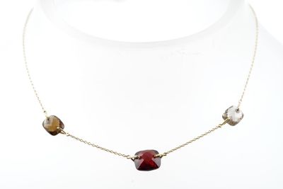 COLLIER en or jaune 750/1000 agrémenté de trois pierres face…