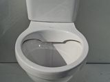 des toilettes blanches avec un autocollant sur le couvercle