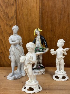 J/ Lot de sujets en porcelaine comprenant deux putti marqués…
