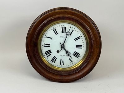 une petite horloge dont le cadran porte des chiffres romains