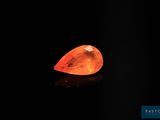 une pierre de quartz orange sur un fond noir