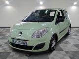 la photo d'une voiture verte garée dans un garage