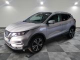 le suv argenté de nissan est garé sur un carrelage à carreaux