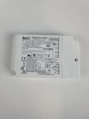 un gros plan d'un appareil électronique blanc sur une surface blanche