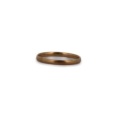 gros plan d'une bague en or sur fond blanc