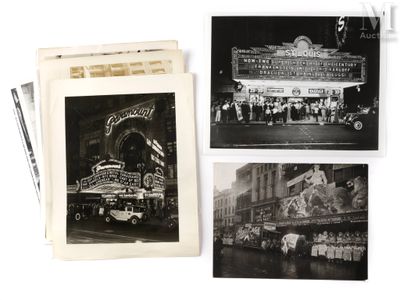 plusieurs vieilles photos en noir et blanc représentant des personnes et des voitures devant un cinéma