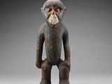 une vieille figurine en bois représentant un singe barbu