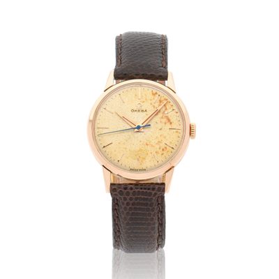 un gros plan d'une montre sur une surface blanche avec un fond blanc