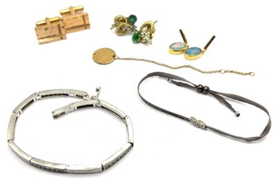 Lot de bijoux fantaisie comprenant 2 paires de boucles d'ore…