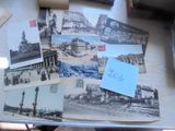 une table avec un tas de vieilles photos dessus