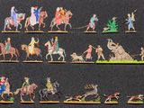 de nombreuses figurines représentant des personnes à cheval ou accompagnées de chiens