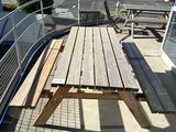 une table de pique-nique en bois sur le toit d'un immeuble