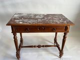 une vieille table en bois avec un plateau en marbre sur fond blanc