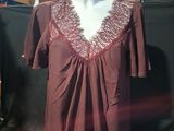 une robe exposée sur un mannequin dans un magasin