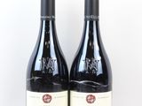 deux bouteilles de vin posées l'une à côté de l'autre sur une table