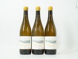 trois bouteilles de vin posées sur une table l'une à côté de l'autre