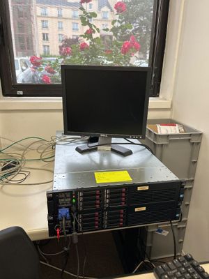 un bureau sur lequel se trouvent un ordinateur, un clavier et un écran