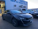 une voiture noire garée devant un immeuble, à côté d'autres voitures