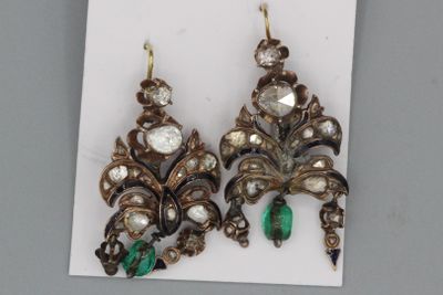 deux paires de boucles d'oreilles ornées de pierres vertes et blanches