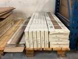de nombreuses piles de cartons et de palettes en bois dans un entrepôt