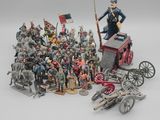 un grand nombre de figurines posées sur une table