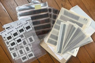 de nombreux types de papiers différents posés sur une table